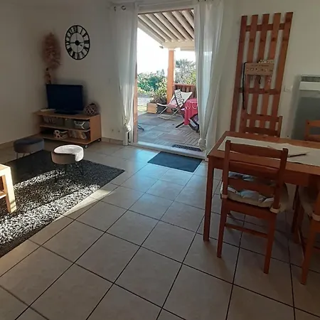 Appartement Bas De Villa, Vue Carqueiranne